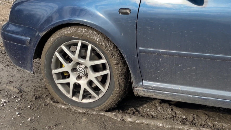HotPrincessUA: Auto Im Schlamm Stecken: Verzweifelte Masturbation, Schlampiger Blowjob &amp; Öffentliche Gesichtsbesamung