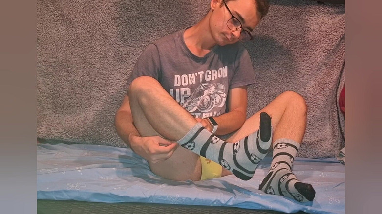 The college boy: Bawiłem się moim kutasem po studiach, ubrany w żółtą bieliznę i...