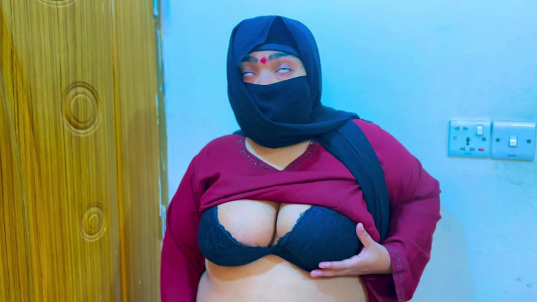 Aria Mia: Gorąca pokojówka uprawia seks po pracy w biurze - muzułmańska seksowna...