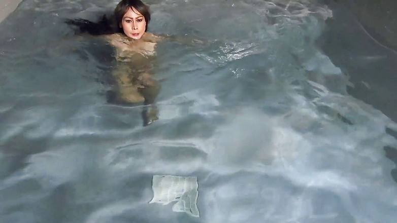 Asian Pussy Vision: La nuit, excitée dans une piscine