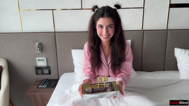 Katty West: Všechno nejlepší, Katty West – snila o velkém černém penisu, ale byla...
