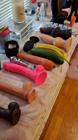 Victoria Lecherri: Showing off all the toys and objects i am going...