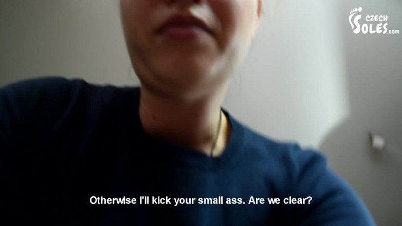 Czech Soles - foot fetish content: 彼女の小さな足の奴隷のための巨大なガラスの刑務所