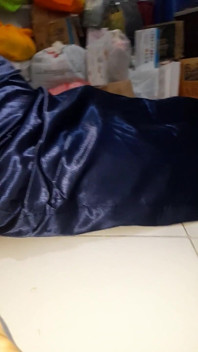 Crossdresser Asia melancap dan pancutan mani di dalam gaun biru satin panjang dengan lapisan sutera
