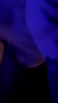Orgasmo múltiple golpea un consolador en el espejo y se masturban con un clítoris vibrador