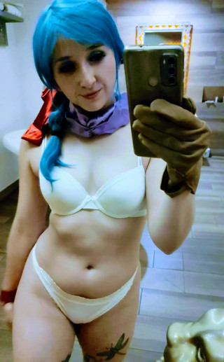 Kndy Kmille: Bulma est sur le point de prendre une douche, qui...