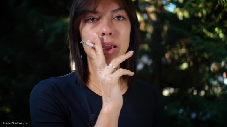 Russian Smokers: Doce beleza russa fumando cigarro na natureza