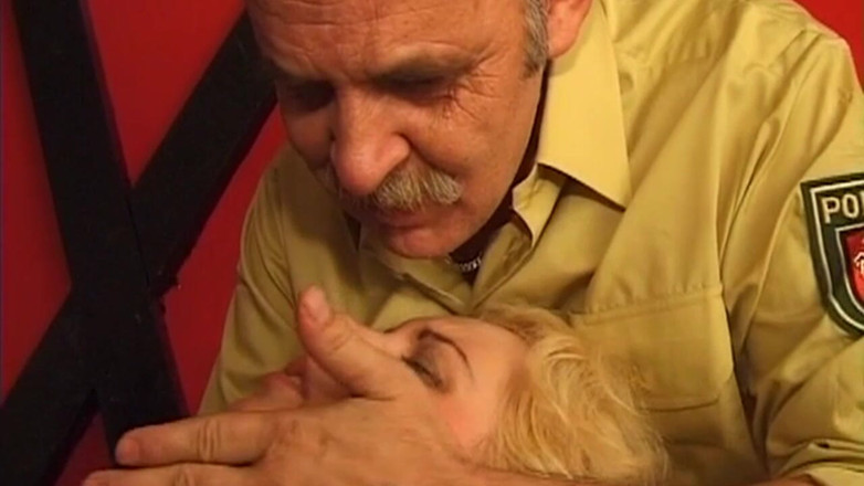 BANGORA RETRO CLUB: Busty Blonde MILF poddaje się intensywnej zabawie igłowej