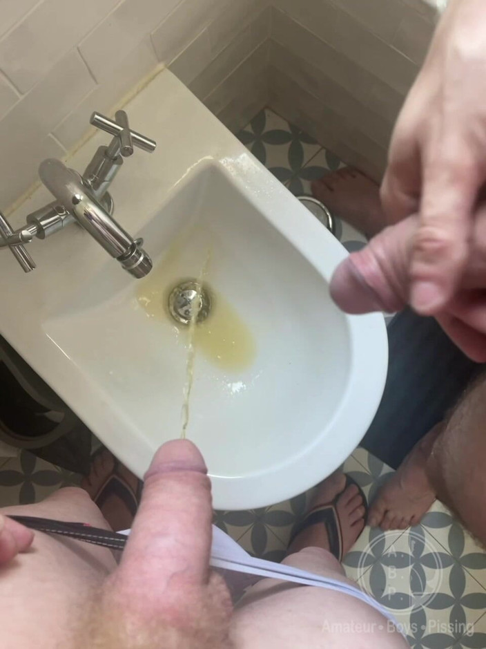 AmateurBoysPissing: Compilation (2 Scènes) : Des Garçons Amateurs Pissent Ensemble