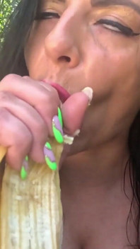 Ik hou van grote bananen, ze vullen mijn mond.