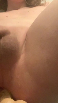 Rothaariger teen-twink reitet sein spielzeug