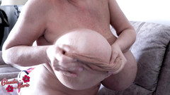 Claudia Marie: Dev sarkık memeler ve selülit