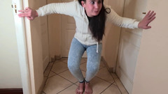 domslutfucker: La troia mora ha un disperato bisogno di pisciare, piscia...