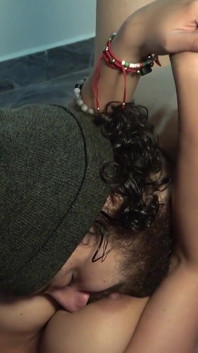 Amadora chupando buceta e comendo bunda recebendo um alto orgasmo gemendo Vídeo sem edição de cortes