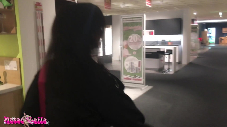 Laila Banx: Follada en la tienda de muebles - cumwalk extremo