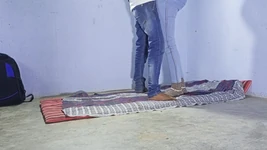 Une étudiante indienne tamoule baise dans une salle de classe avec son copain