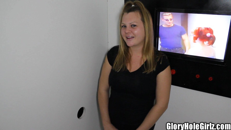Glory Hole Girlz: Cewek semok dengan toket aduhai ini lagi asik nyepong kontol...