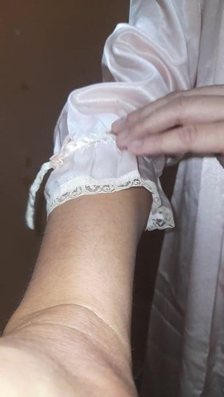 Naomisinka: Masturbace mrdky, žena nosí saténové spodní prádlo šaty v šatně