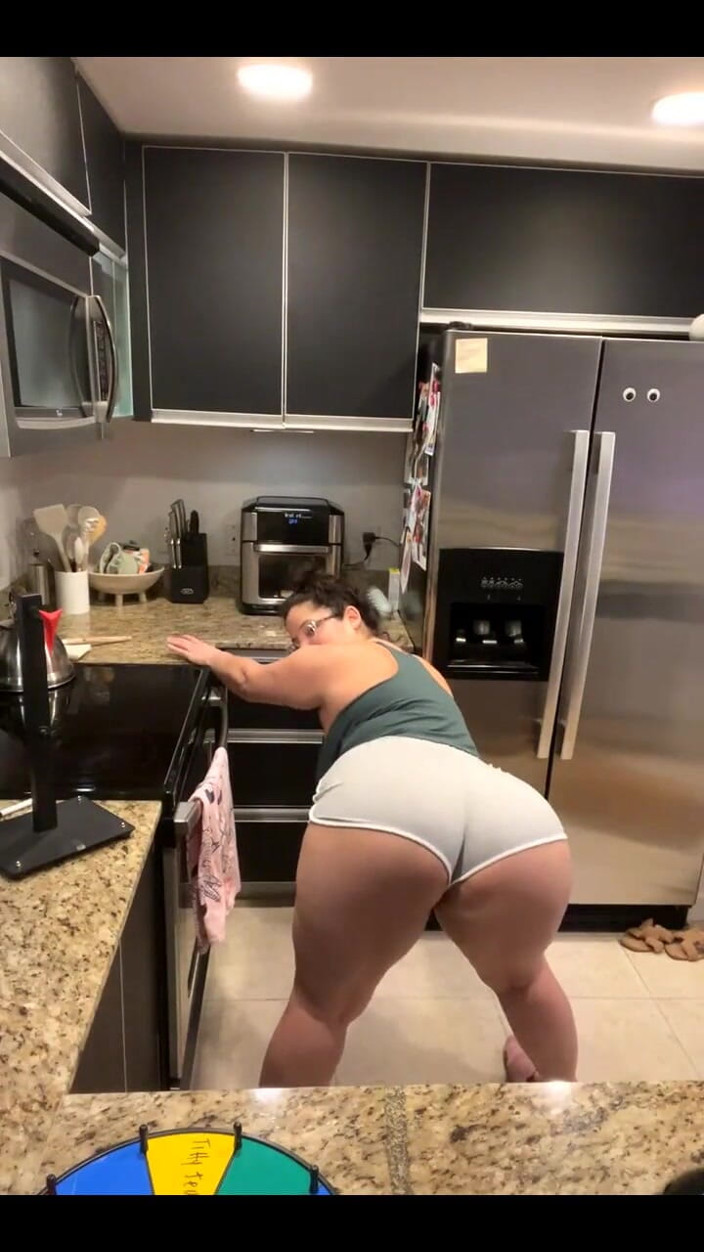 Dani Valentina: Dani Valentina와 함께하는 라이브 스트림