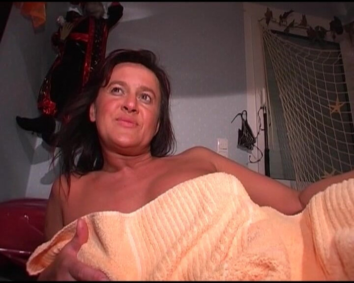 Deutsche Frauen: Horny German Bitch Fucked in the Bedroom