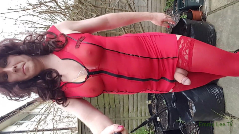 EmmaLeeTV - Nylon Fetish Tranny: Tranny dalam pakaian merah memegang stoking di luar rumah