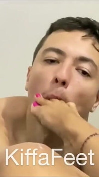 La dea kiffa sta stuzzicando uno del suo adoratore del piede