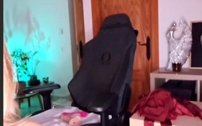 Angela Desires: Cewek sange ini lagi asik ngentot dildo ukuran XL sampai...