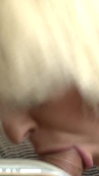 Une blonde canon et sexy demande un emploi et se fait baiser par une énorme bite