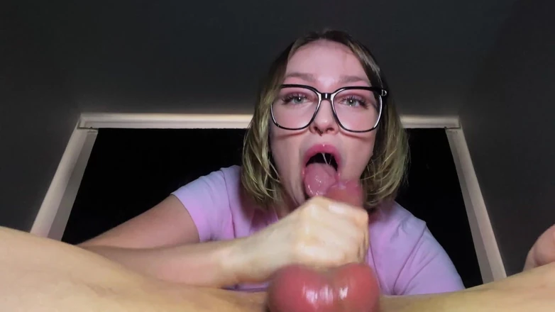 KissAllisse: The Cock Fills Her Mouth Until It Reaches Throatpie