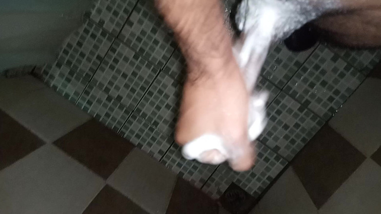 Cute boy jerks off: В блаженство с мылом и водой, которые пришли к пареньку быстрее