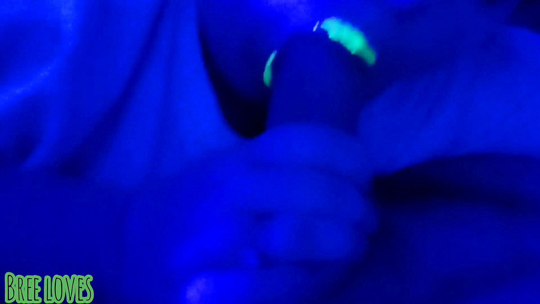 Bree Loves: Una troia con le labbra neon nega lo sperma in...