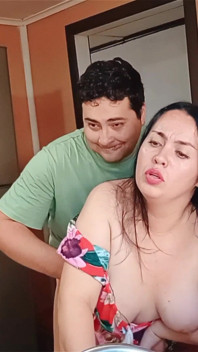 ママが変態の継息子にキッチンで犯される