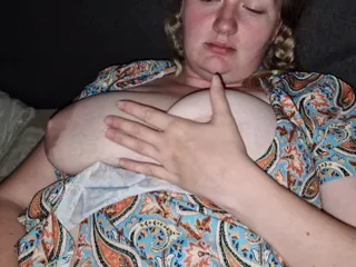 Je me masturbe la chatte pour mon mari