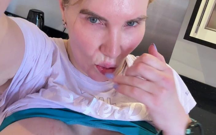 Sophie James: ¡Coloca tu cara justo dentro de mi coño peludo sudoroso!