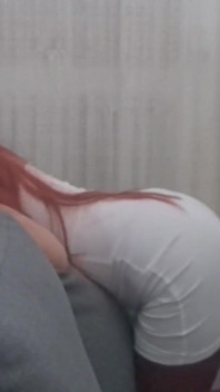 セクシーな服を着たMILFがペニスを口に含み、舌の上に精液を出させる。