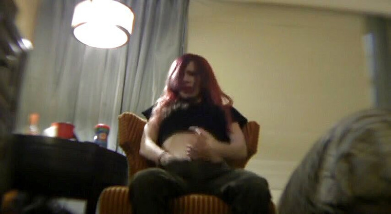 Femdom Austria: Roșcata își mângâie tare jucăria