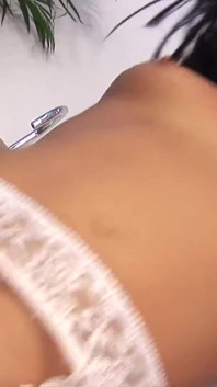 Seksowna brunetka w łazience zostaje zerżnięta przez chętnego kutasa