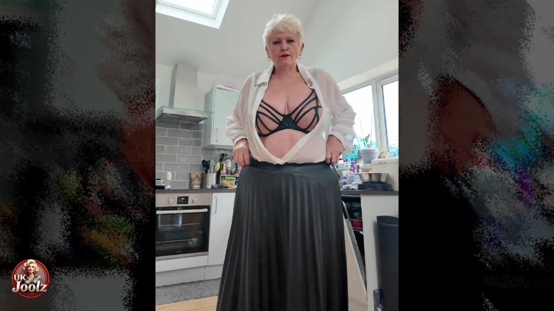 Uk Joolz: Wit Shirt, Geplooide Rok En Kousen