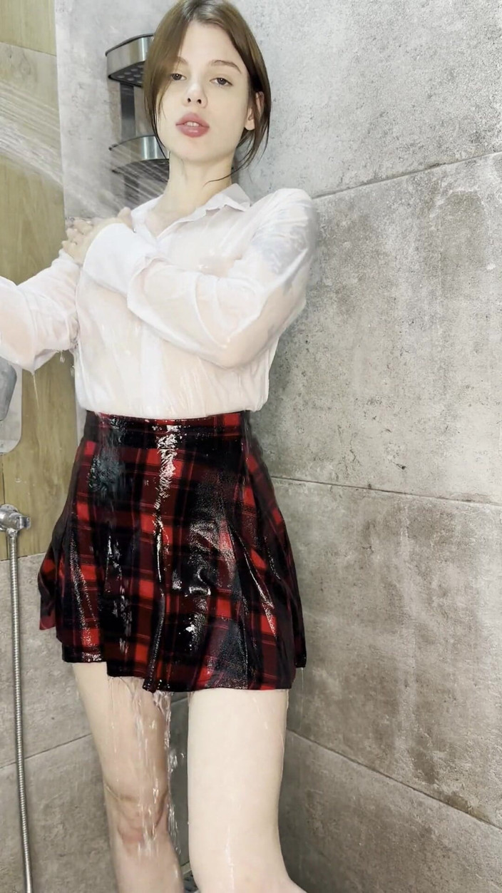anibutler: Sexy college-mädchen strippt in der dusche und fickt ihren lieblingsdildo
