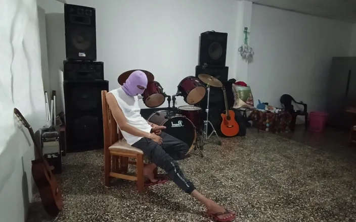 Goky: Sexi Music Teacher Poses Cachondo to Pupil