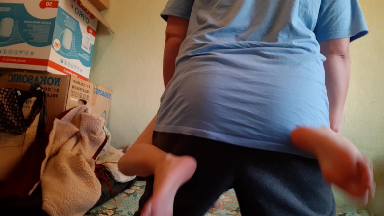 Lesbian-candys: Saya meletakkan strap-on di bawah seluar saya dan mengongkek teman...