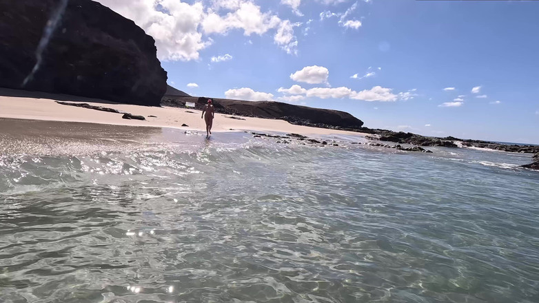 Emma Voyeur: Nackte MILF Schwimmt Mit Analplug Unter Wasser