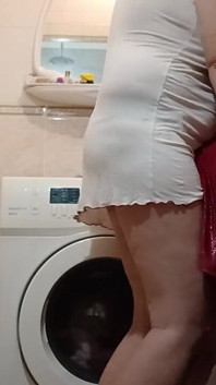 În timp ce soțul meu este la serviciu, îmi fut vecina cu un vibrator legat