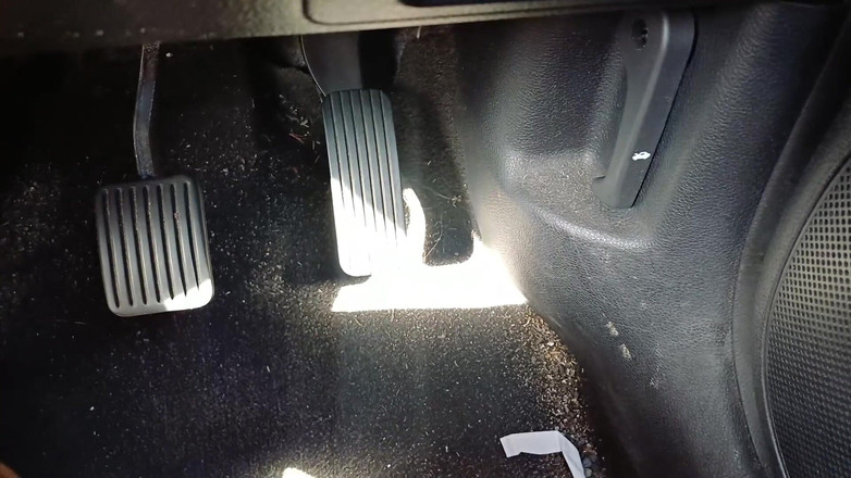 Kinky Lyrical: Tuyển tập video lái xe bằng chân trần