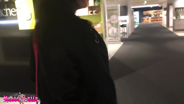 Laila Banx: Follada en la tienda de muebles - cumwalk extremo