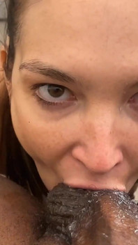 Katrina Colt oferă o muie cu vedere la persoana 1 de la o pulă neagră