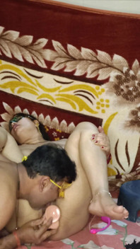 Indyjski Desi Bhabhi jebanie z podwójnym kutasem Dildo i jego mężem Ckock