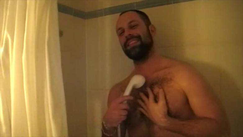 AMATOR PORN MADE IN FRANCE: Jess fodeu urso jovem sexy nos banheiros
