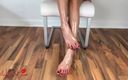 Little Lewd Luna: Nadržené asijské nohy si svlékají ponožky a šukají s robertkem