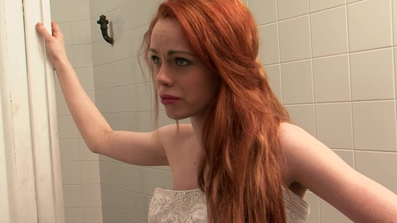 THAGSON: Scène de femmes infidèles - Ella Hughes, mariée rousse, se fait...
